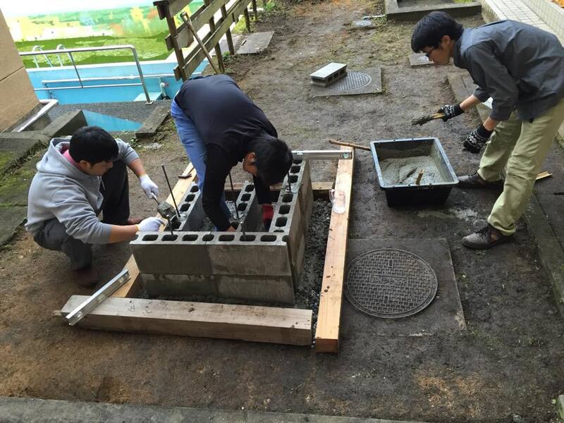 石窯の土台を作成する様子