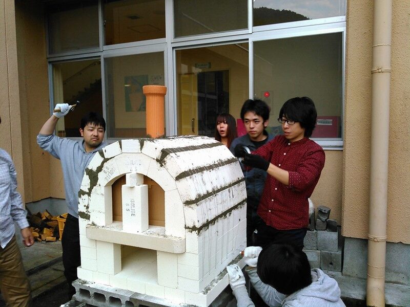 石窯をセラミックレンガで組む様子