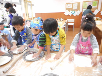 ピザづくり体験をする子供達
